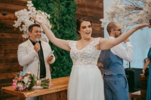 Léo Celebrante conduzindo uma cerimônia personalizada, com a noiva expressando pura alegria no altar.
